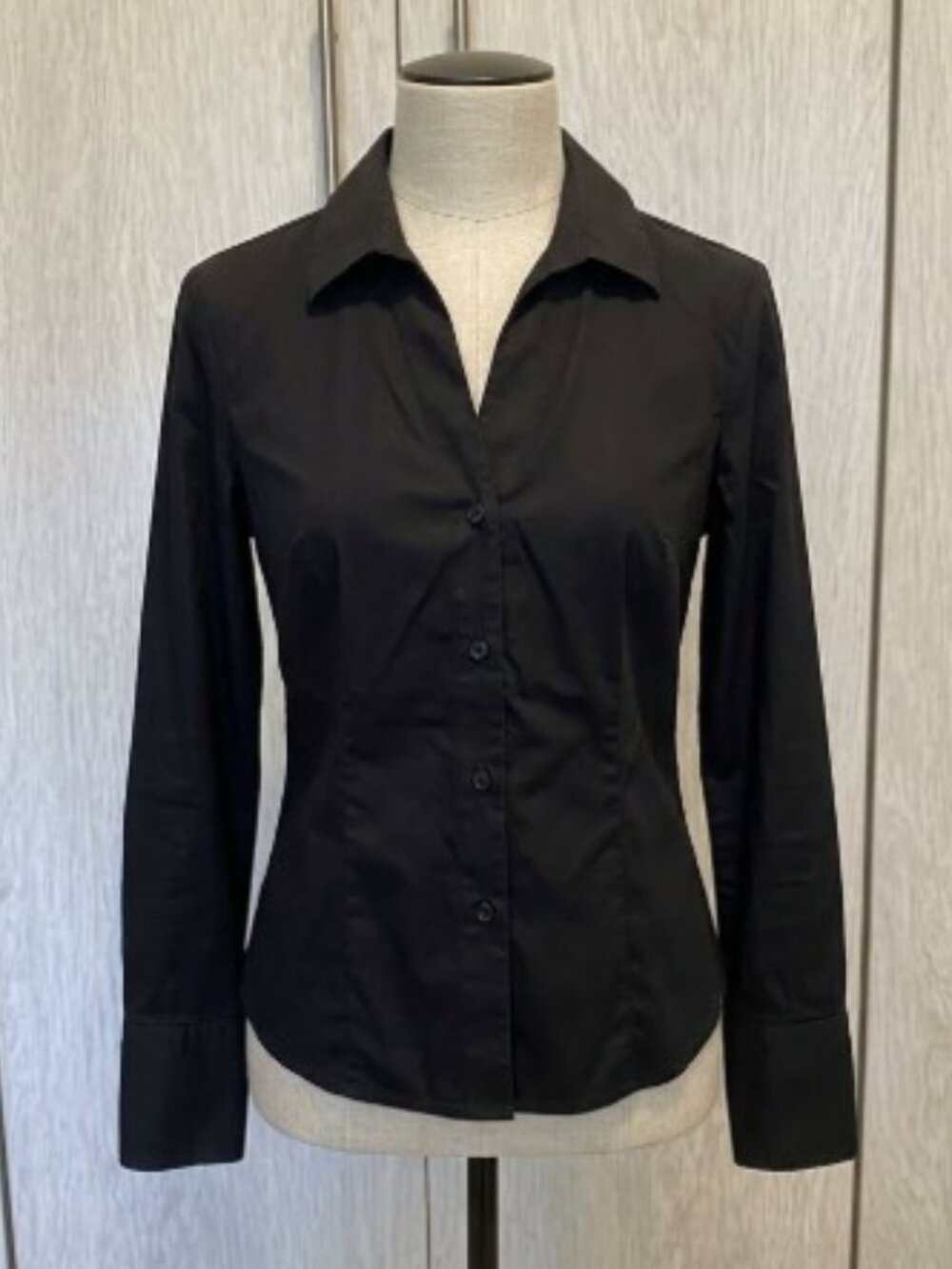 Jones New York Black Button-Down Shirt in Size 6